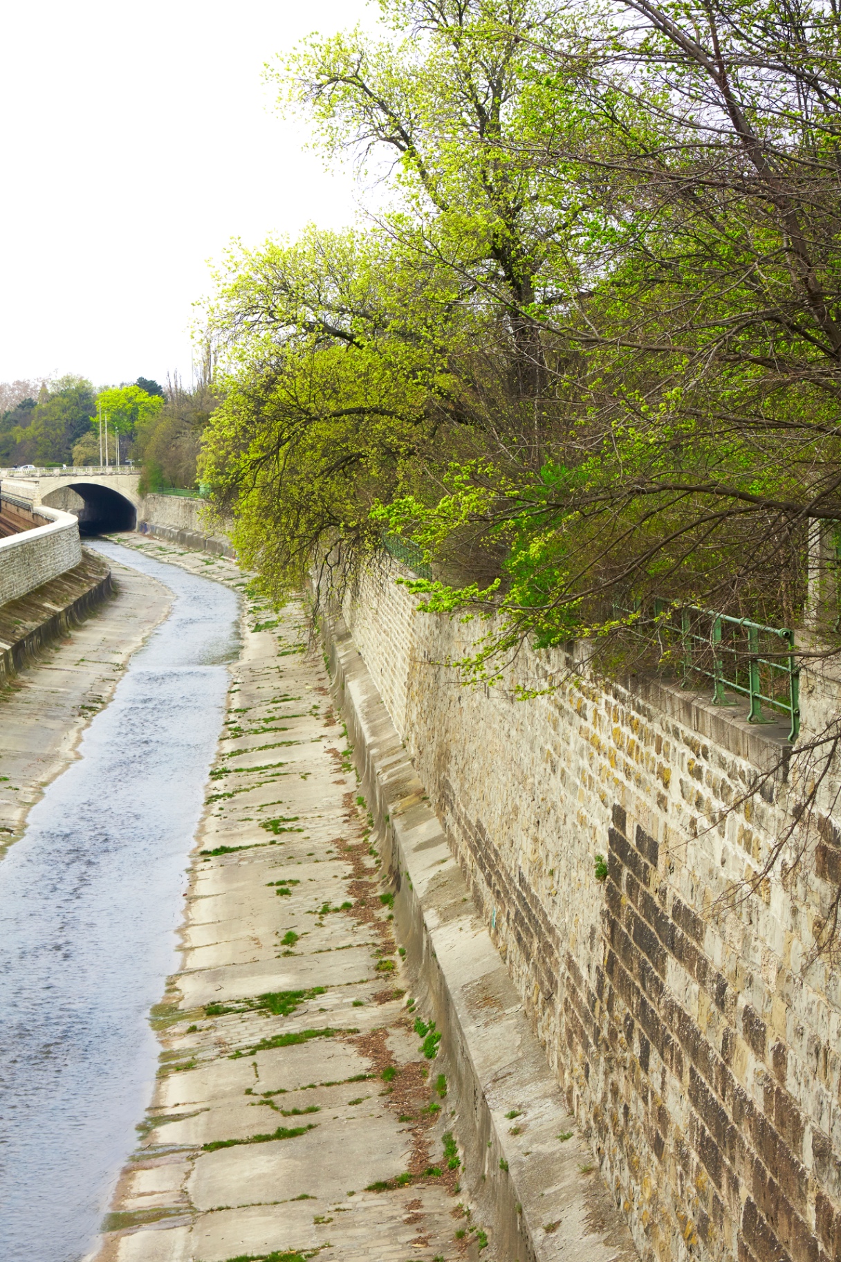 Wienfluss-Promenade — Urbane Ruhezone